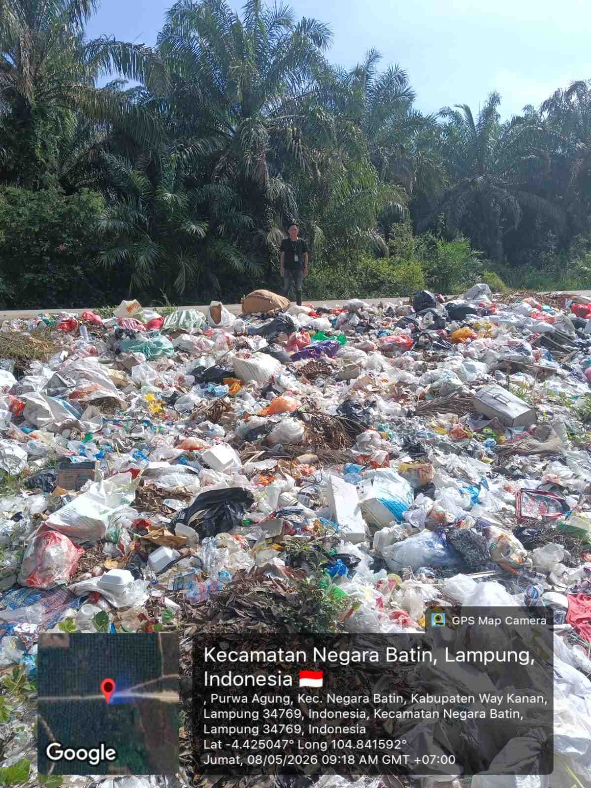Gunungan Sampah Cemari Jalan Lintas Provinsi di Kampung Purwa Agung, Warga Keluhkan Bau Menyengat dan Minimnya Penanganan*