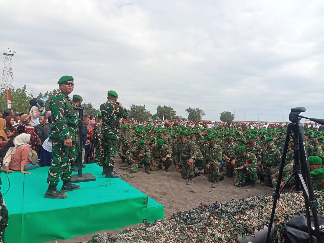 Pantai Jangkar Jadi Saksi 1035 Prajurit Infanteri, Ikuti Tradisi Pembaretan